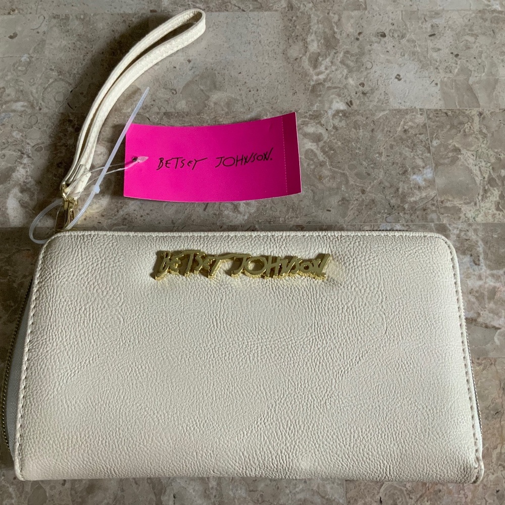 BETSEY JOHNSON cream zippered  wallet